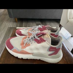 Sneakers/athletic shoes